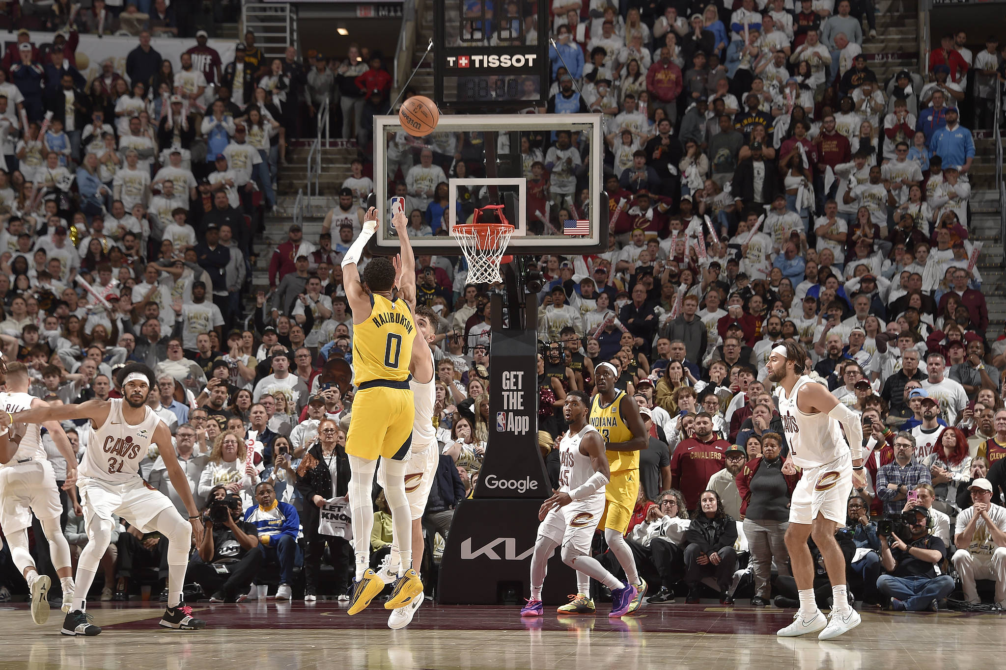 魔术横扫希腊男篮，汉密尔顿绝境逆转