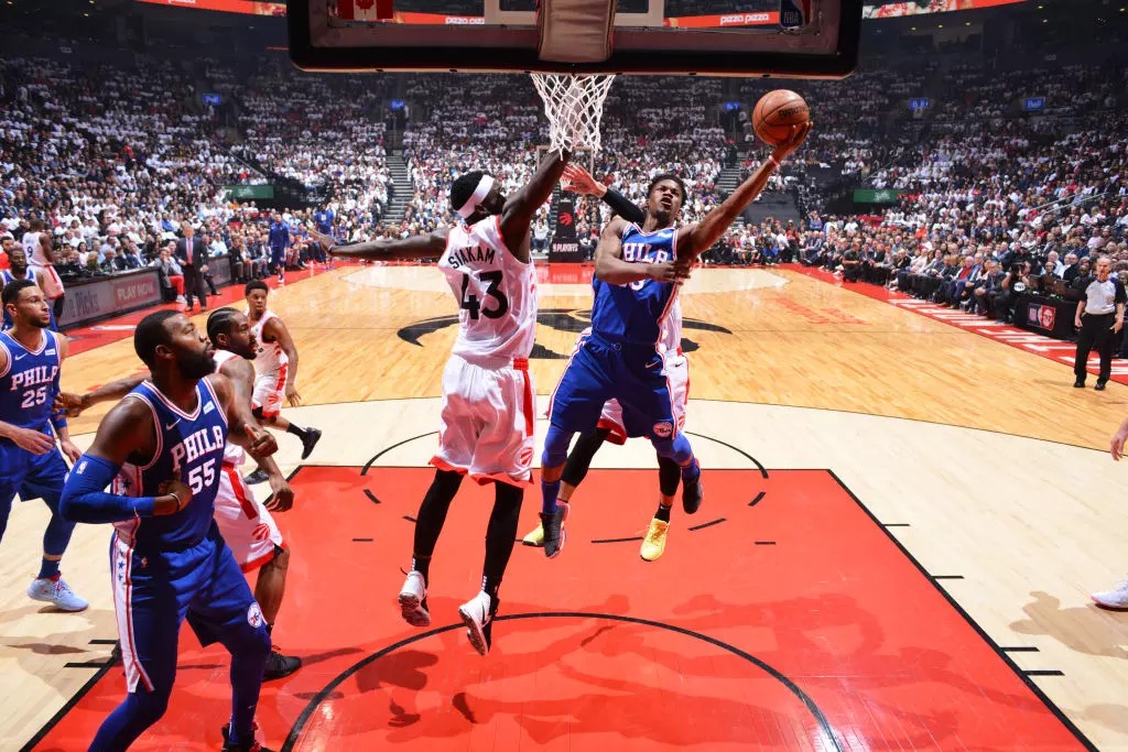 青岛队险胜76人，布克关键制胜